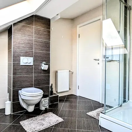 Spacious & Attractive 600m-7minuta Hoda Od Centra, Mogucnost Za Parking-apartmani-nsmilos Novi Sad